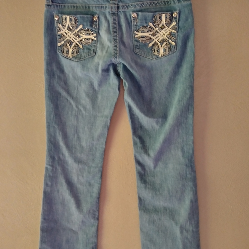 Gorgeous detail. Size 12